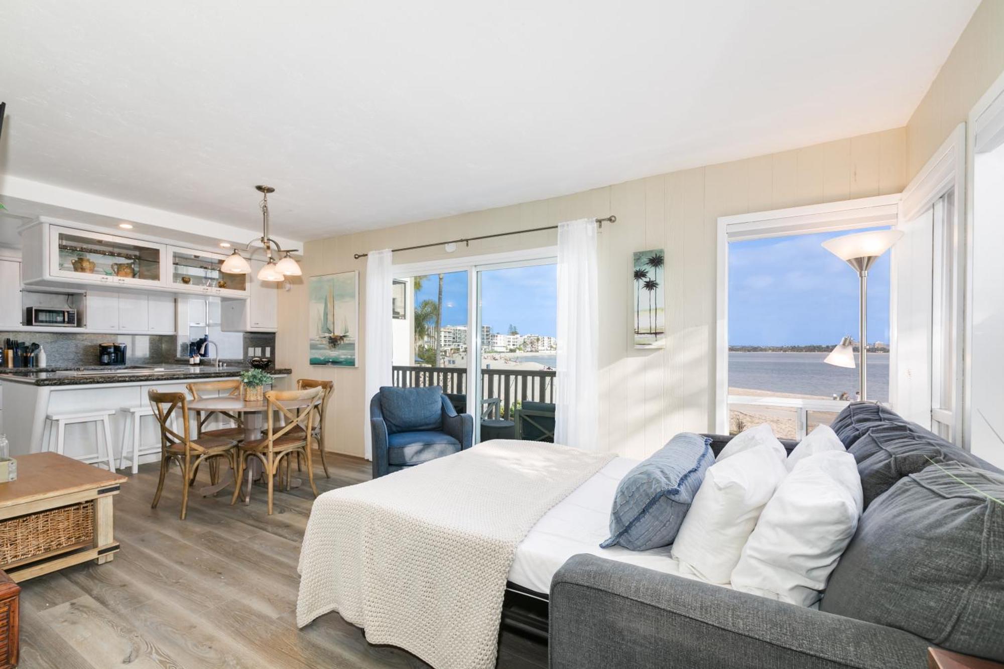 Bayfront Oasis Close To Boardwalk And Water *